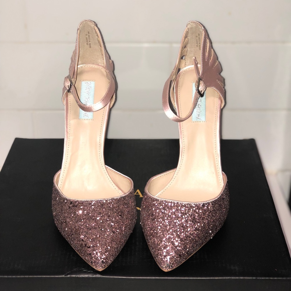 Betsy Johnson Pink sparkly single sole heels